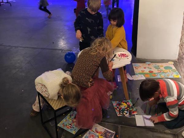 Des enfants lors d'un anniversaire à Bruxelles au Spot : ils s'amusent