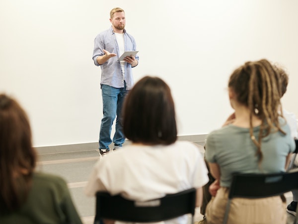 Un homme donne un cours à des élèves