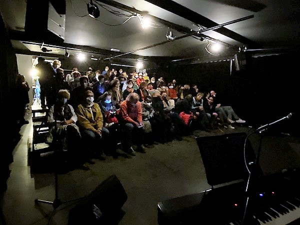 Un public assiste à une pièce de théâtre au Spot à Bruxelles